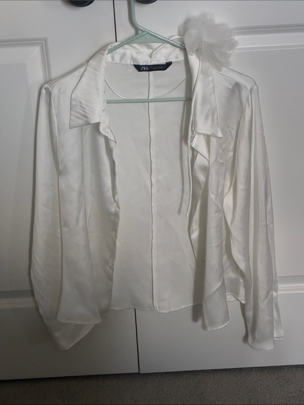 Like new women’s white satin Zara blouse